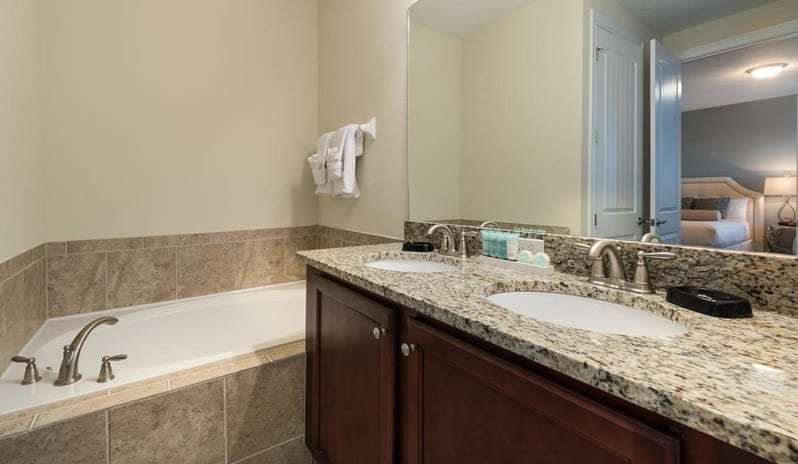 Encore Resort - Nine Bedroom Villa Bathtub